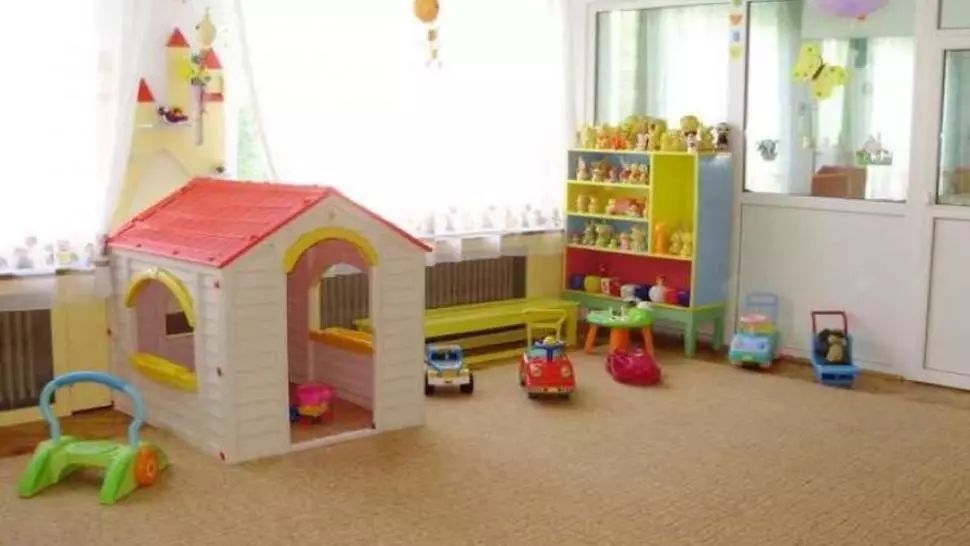 Copiii de la o grădiniță din Târgu Jiu, lăsați să intre doar cu o declarație privind asumarea riscului la cutremur semnată de părinți. Reprezentanții ISJ Gorj au intrat pe fir