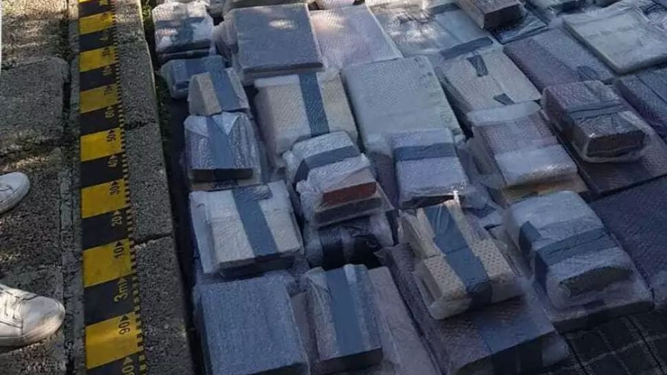 FOTO/ VIDEO Furate din Marea Britanie, descoperite în Neamț: Obiecte de patrimoniu în valoare de 2,5 de milioane de lire sterline, descoperite de DIICOT