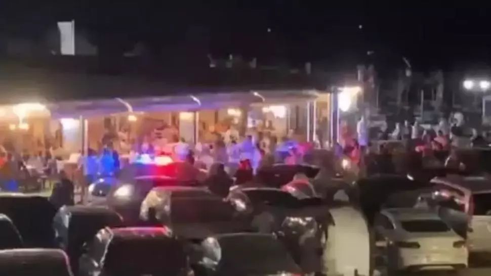 Numele Poliției Române, implicat într-un NOU scandal: Șeful IPJ Constanța, la masă cu maneliștii, la un concert la care au participat sute de persoane