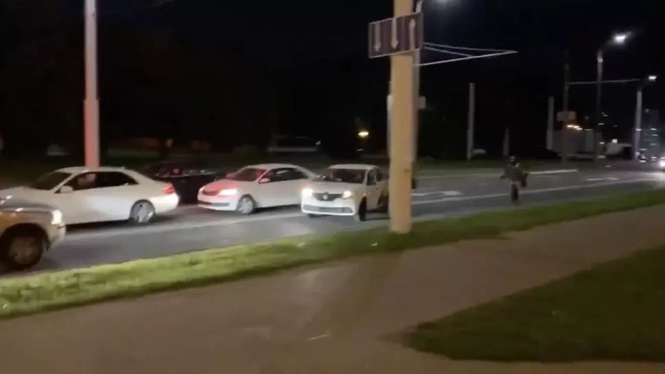 VIDEO Salvat de... taximetrist! Cum a reușit un protestatar din Belarus să scape de mascați