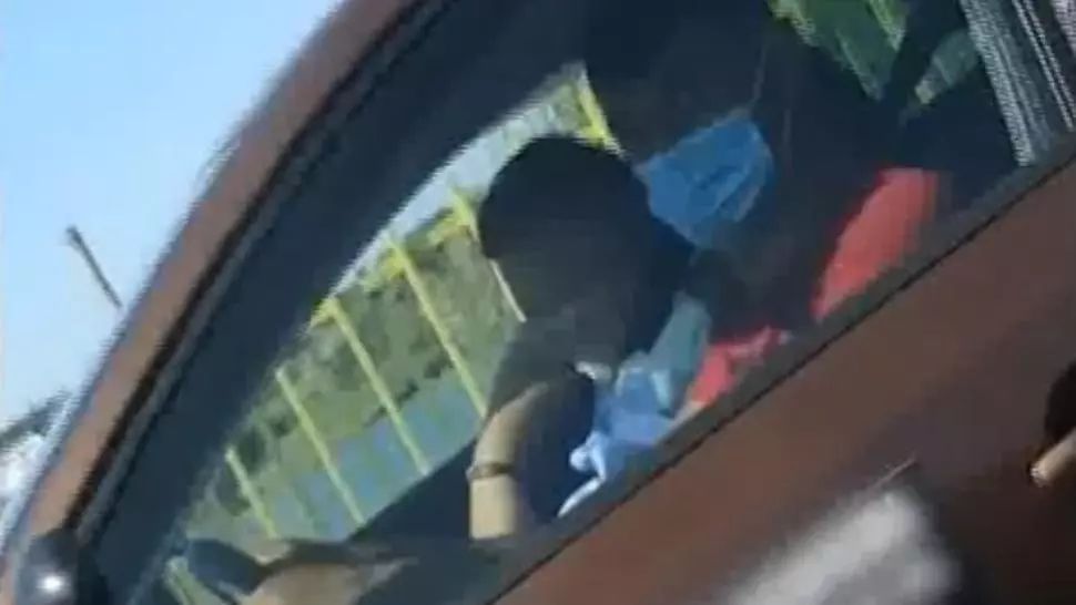 Imagini ireale, în timpul examenului auto: candidatul conduce, polițistul doarme