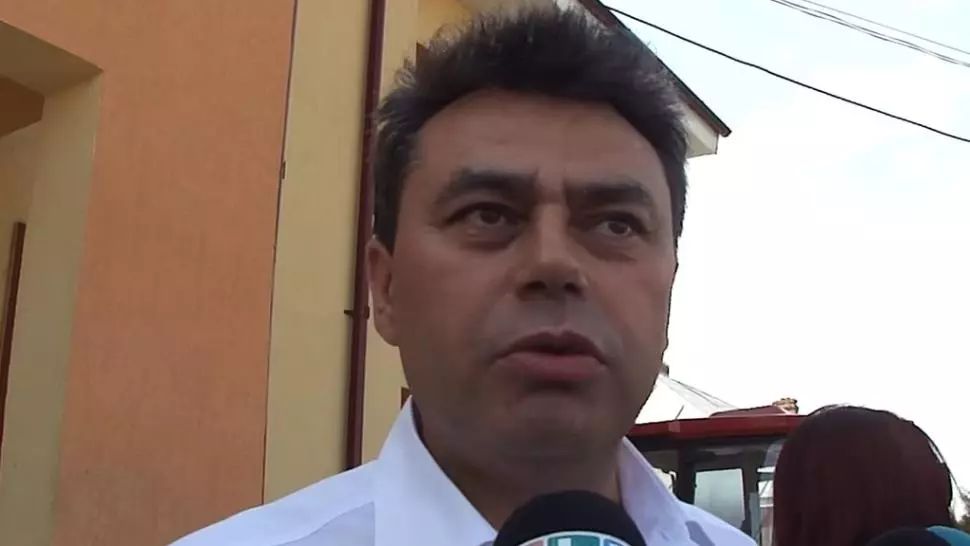 Dupa ce au votat primarul mort de COVID, alegatorii din Deveselu s-au dus la mormant sa-l sarbatoreasca