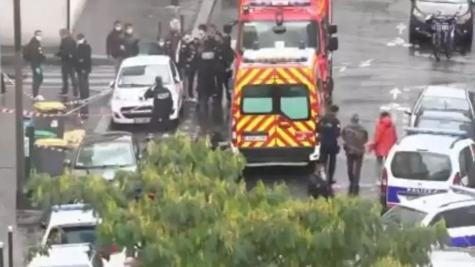 ATAC cu macetă la Paris, lângă fostul sediu „Charlie Hebdo”: patru persoane ÎNJUNGHIATE! Doi jurnaliști, grav răniți. Atacatorii, arestați de poliție