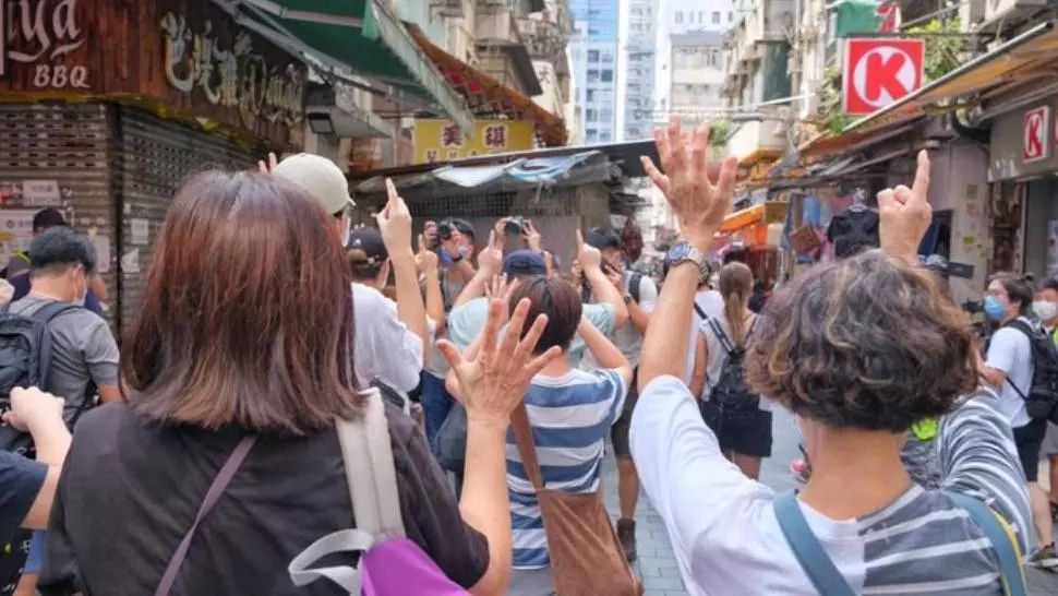 VIDEO Scene șocante la Hong Kong! O fetiță de 12 ani, pusă la pământ de polițiști în timpul celor mai mari proteste pro-democrație