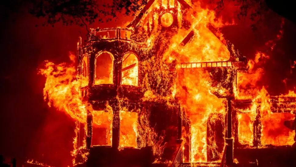 Incendiile de vegetație din California de Nord face trei victime. Alte mii de persoane, evacuate