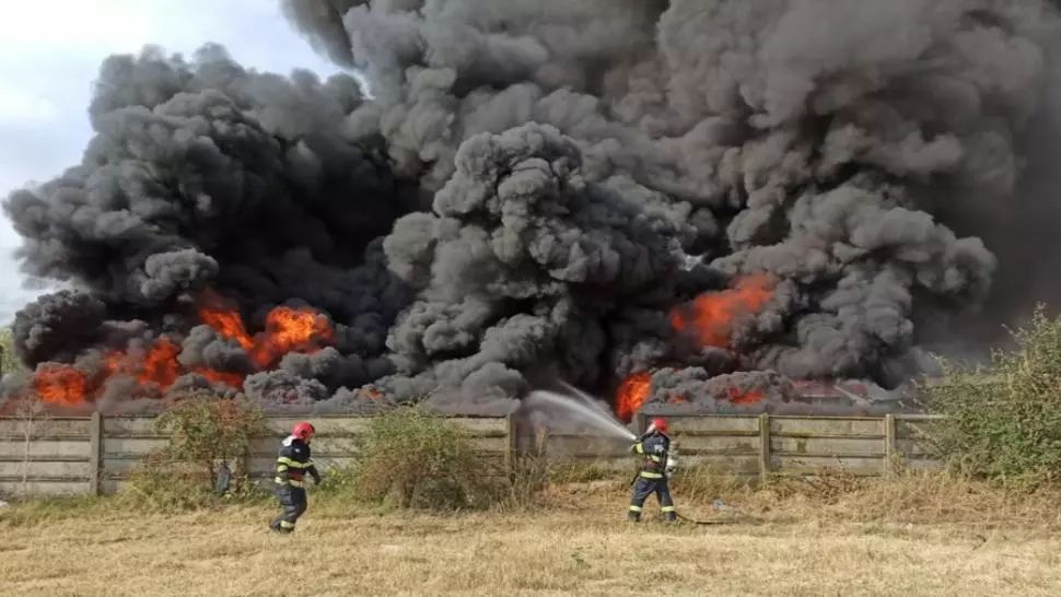 VIDEO Incendiu puternic la Craiova: Un depozit de deșeuri, în flăcări!