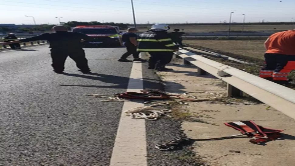 FOTO/ Trafic oprit pe A4 Ovidiu-Agigea în urma unui TIR răsturnat: O persoană rănită