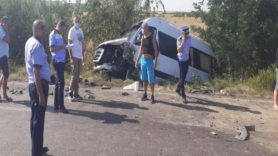 FOTO Accident în Ialomița, produs de un șofer inconștient. A urcat beat la volan și a lovit un microbuz: 9 victime