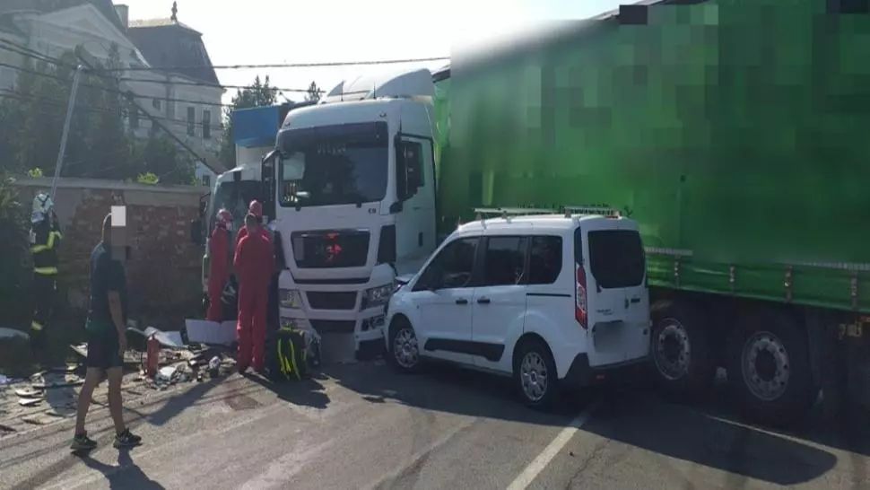 Accident grav, în jud. Cluj. Impact nimicitor între două TIR-uri și o mașină: o victimă
