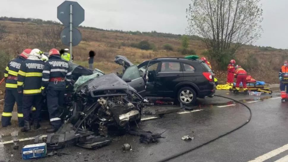Foto TRAGEDIE pe o șosea din Sălaj! O tânără a murit și alte patru persoane au fost rănite după ce două mașini s-au ciocnit frontal 