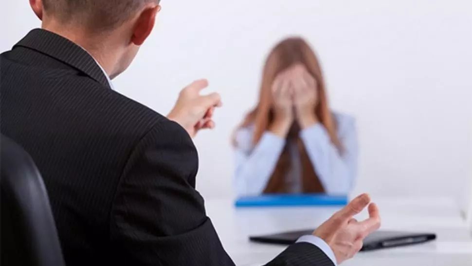 Pandemia îi lasă pe români fără locurile de muncă: 3 din 10 angajatori anunță DISPONIBILIZĂRI - Studiu