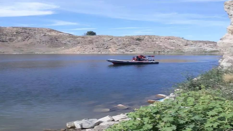  FOTO Un adolescent, dispărut într-un lac din Tulcea. Autoritățile în alertă. Căutări disperate