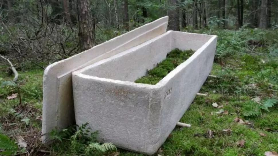 FOTO-VIDEO Un olandez a inventat „sicriul viu”, care costă 1.250 de Euro. Care este efectul special produs după înmormântare