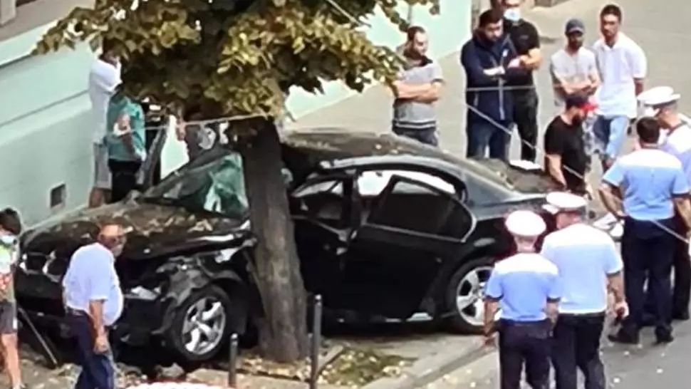 VIDEO Accident GRAV în București! Un șofer vitezoman s-a izbit cu bolidul de un copac de pe bulevardul Magheru