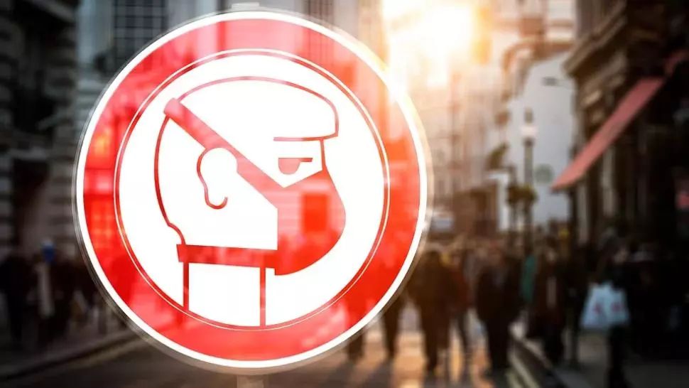 Masca devine OBLIGATORIE în spații publice și în Olanda din cauza epidemiei de COVID-19