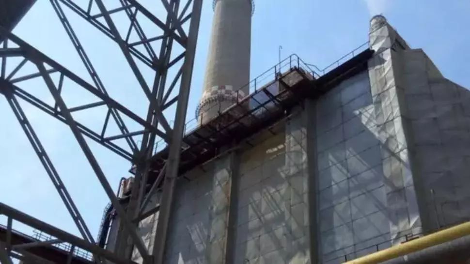 A doua zi de proteste la Termocentrala Mintia. Angajații cer plata unor drepturi bănești restante