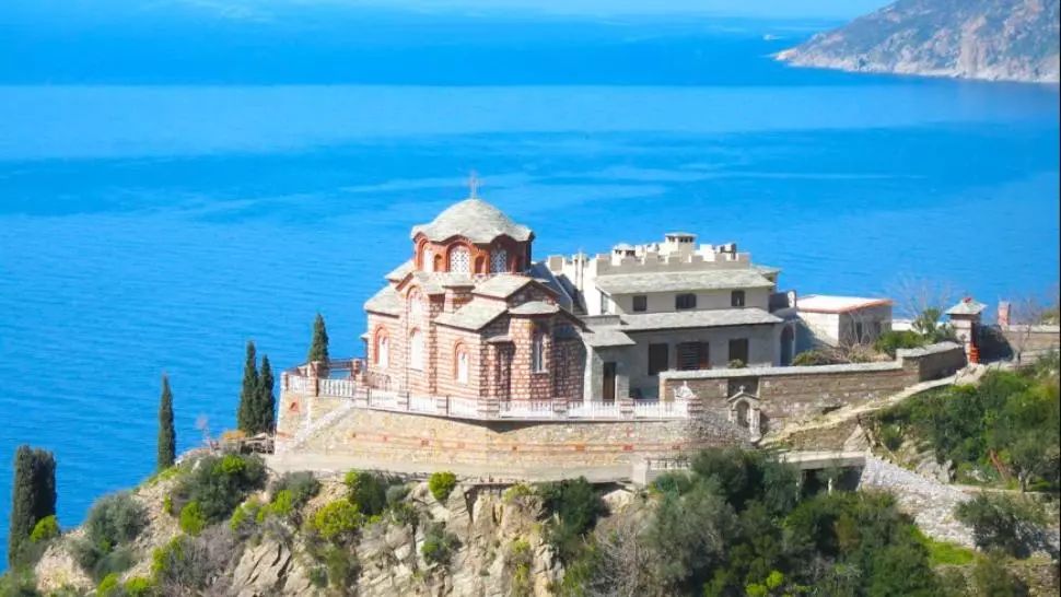 Pelerini români, suspectați că au răspândit COVID-19 la Muntele Athos: 2 călugări au murit, 3 sunt intubați. Ce aveau toți în comun