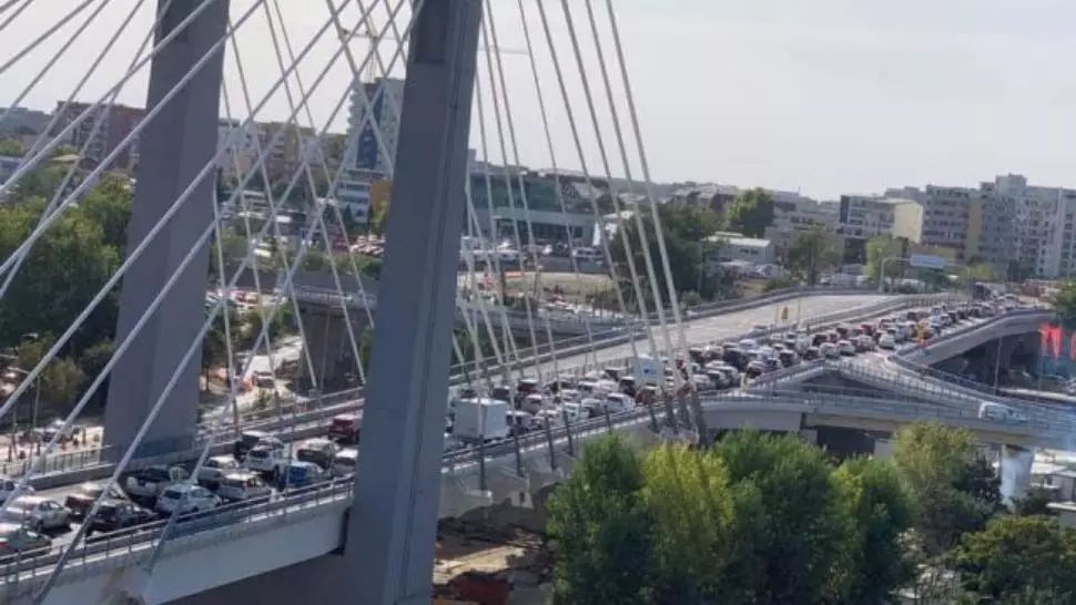 FOTO Pasajul Ciurel, deschis sâmbătă, blocat complet luni după-amiază. Ludovic Orban: ”Cum să te faci de râs într-un asemenea hal?”