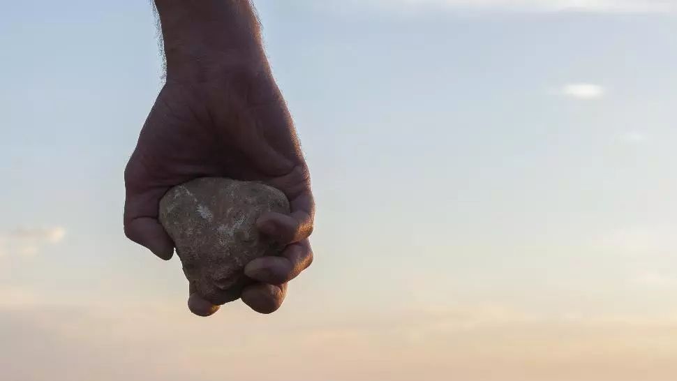 Scene revoltătoare: un primar a fost filmat în timp ce LOVEA cu pietre și amenința un localnic