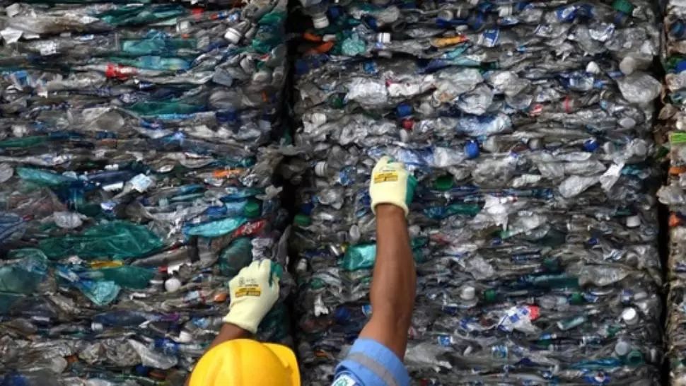 Situație revoltătoare în județul Vrancea! Oamenii care primesc ajutor social, puși de un primar să ardă deșeuri de plastic VIDEO