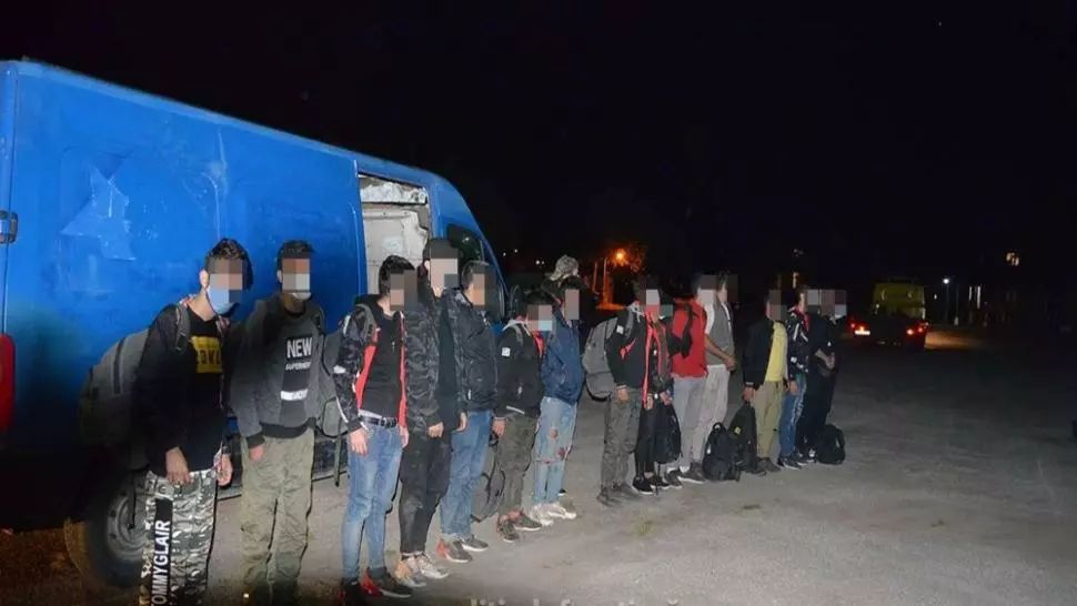 Migranți abandonați pe autostrada A1, într-un microbuz