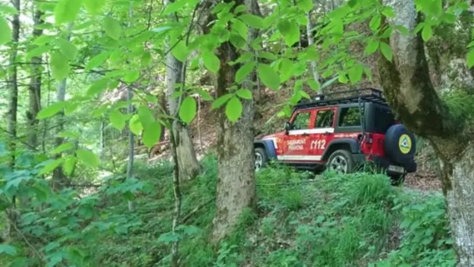 Descoperire șocantă în munți, după ce ploile au adus un rucsac într-o vale