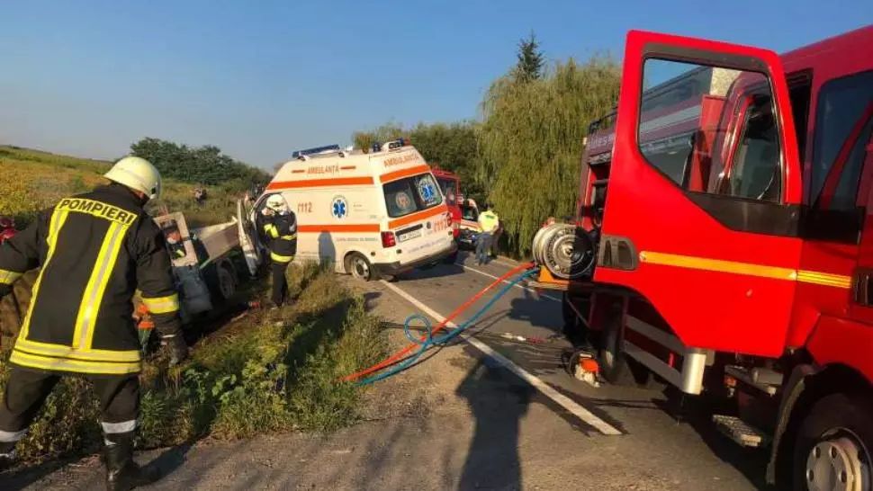 Accident grav cu ambulanța, în jud. Satu-Mare: 2 morți și 4 răniți, după impactul cu o autoutilitară