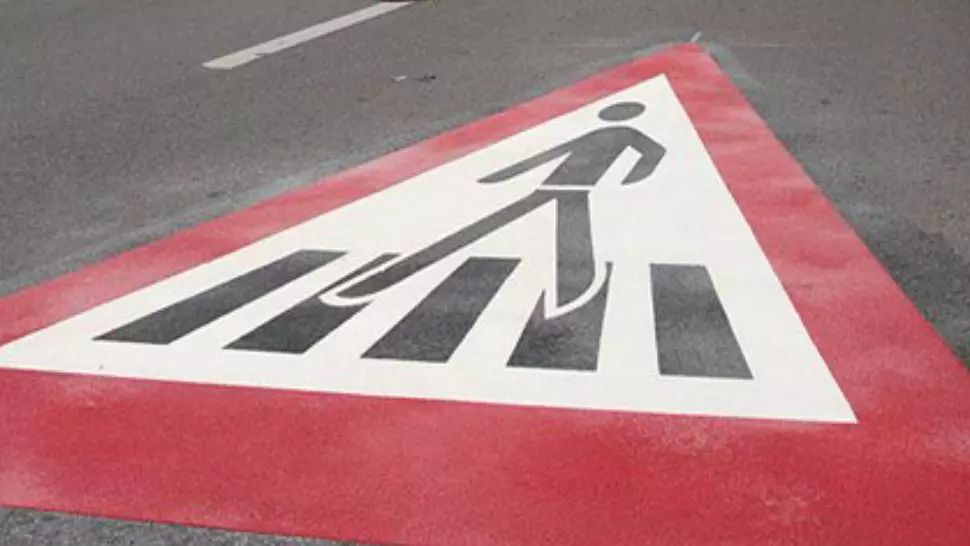 O femeie a fost GRAV rănită în Aiud, după ce o mașină a lovit-o pe trecerea de pietoni