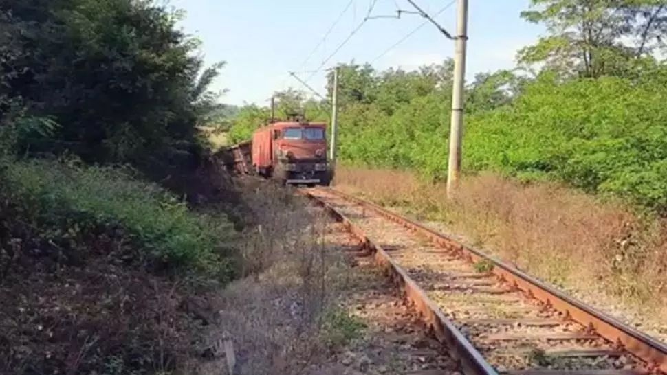 A ignorat bariera și a fost lovit ÎN PLIN de tren! Impactul extrem de violent a fost surprins pe camera de bord a altui șofer VIDEO