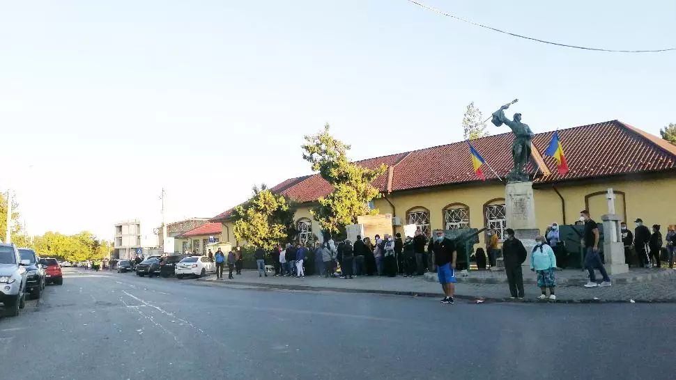 COZI imense la secțiile de vot din Tunari. Sute de oameni stau la rând încă de la 06.00 dimineața VIDEO