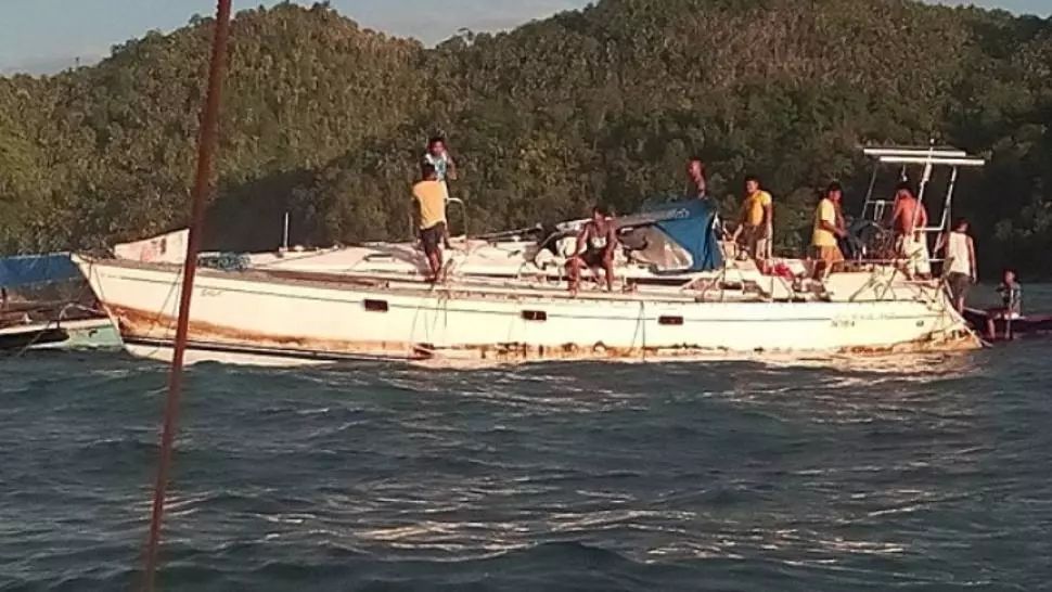 Au văzut un iaht plutind în derivă şi au decis să urce la bord. Când au ajuns în cabina căpitanului, au înghețat: ce era înăuntru?