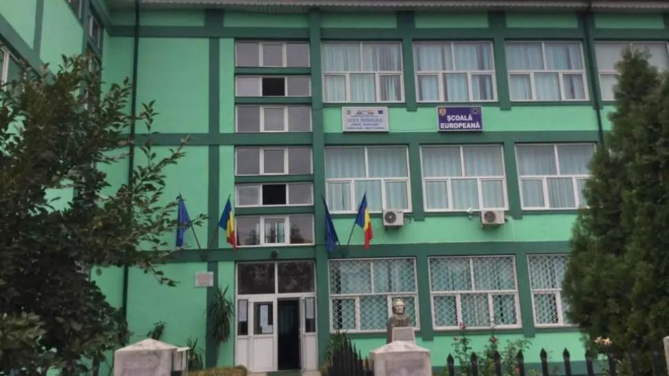 Trei unități de învățământ din Roșiorii de Vede - Teleorman, în scenariul ROȘU, după ce o profesoară infectată s-a dus la ore și la colegiul profesoral