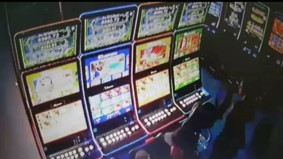 A fost prins autorul jafului de la sala de jocuri de noroc din Bistrița. Ce riscă bărbatul