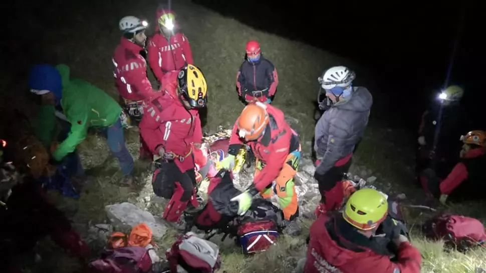 VIDEO Turiștii răniți miercuri în masivul Bucegi au fost preluați de salvamontiști