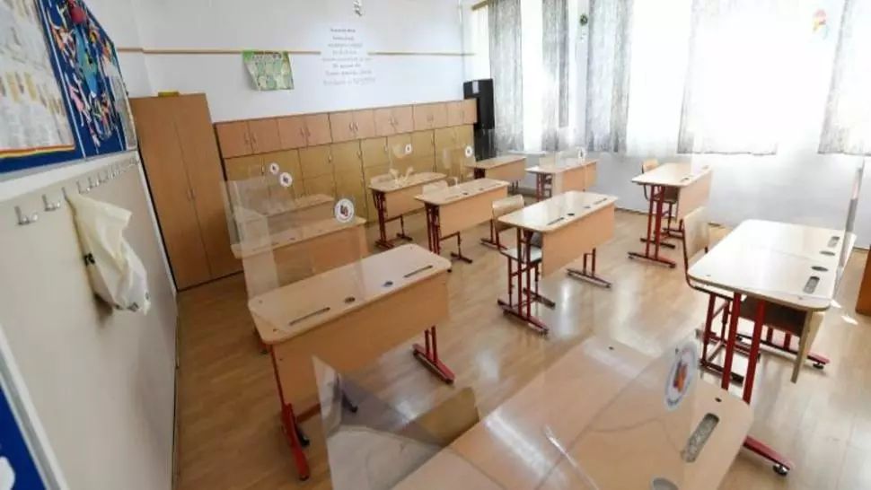 10 elevi şi doi profesori din Craiova, testaţi pozitiv pentru COVID-19