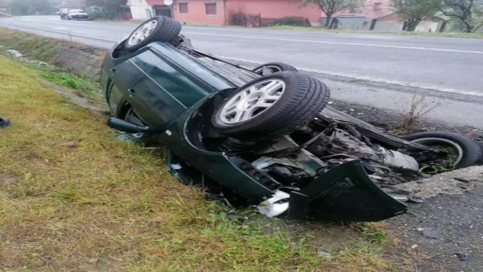 Caraș-Severin: Mașină răsturnată cu roțile în sus, oameni răniți