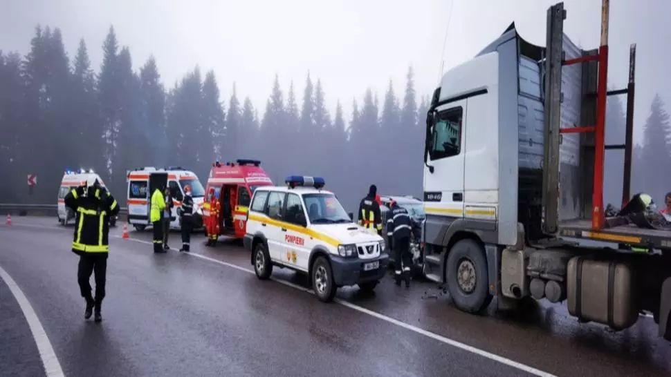 FOTO/VIDEO Accident cumplit în județul Suceava! O persoană a murit, alte trei au fost transportate la spital