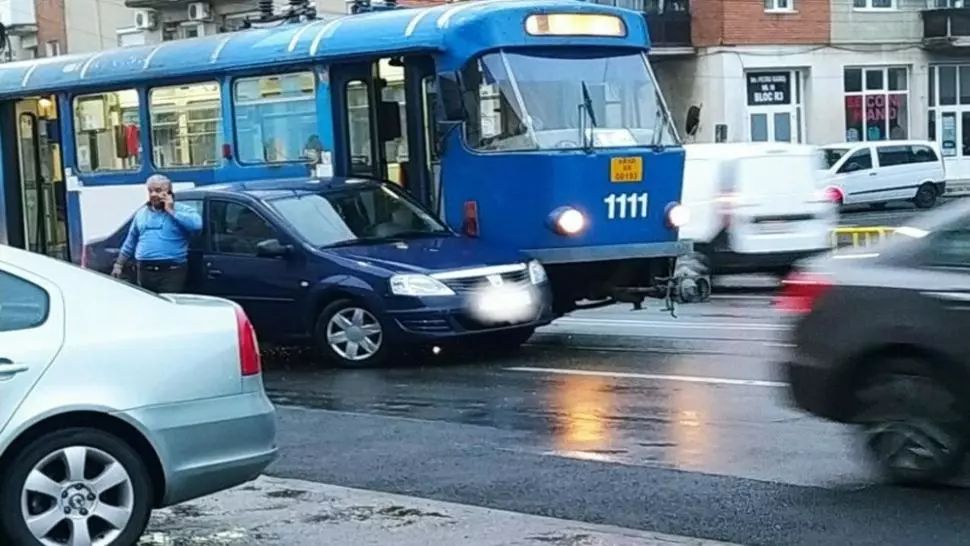 Coliziune între un tramvai și un autoturism, în Arad. O persoană încarcerată