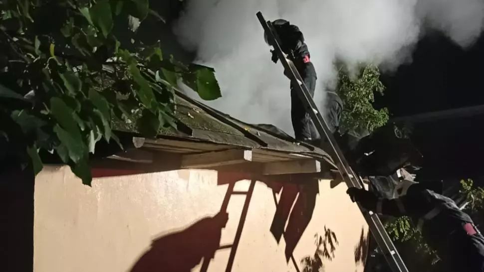 FOTO/ Incendiu puternic la o locuință din județul Vaslui. O persoană transportată la spital cu arsuri de gradul 1 și 2