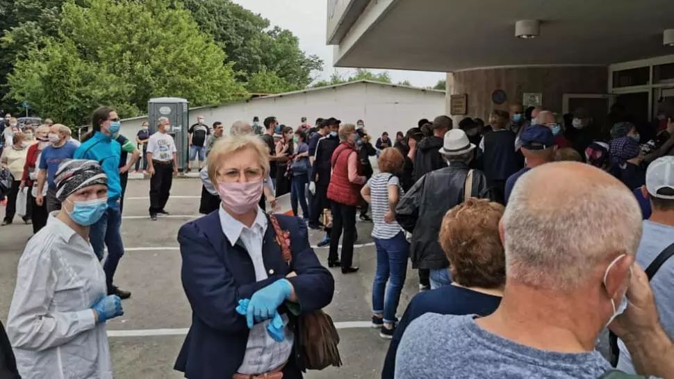 Coada pentru o șansă la viață. Bolnavii de cancer, înghesuiți pentru a face triajul epidemiologic la Institutul Fundeni