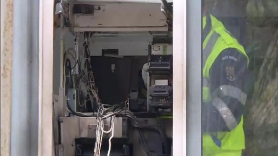 Un bărbat din Tecuci a speriat Vestul: detona bancomate, apoi le fura banii