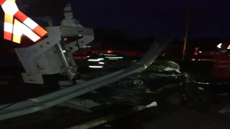 FOTO|VIDEO Accident feroviar în Blaj! Mașină blocată între bariere, lovită de tren