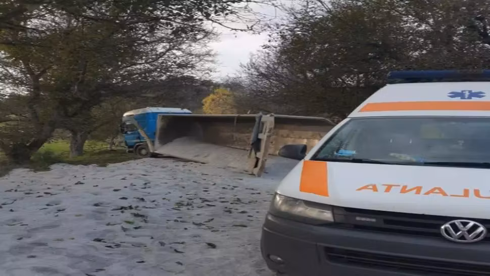 FOTO Accident grav în care a fost implicat un autotren, în Bistrița-Năsăud. Trei răniți, dintre care unul foarte grav