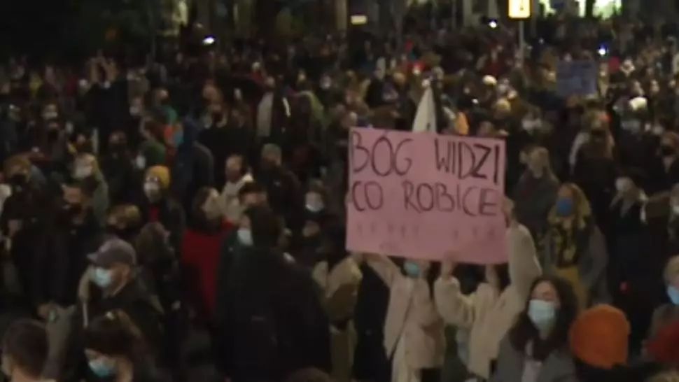  VIDEO Proteste masive în Polonia după înăsprirea legii avortului. Centrul mai multor orașe, blocat