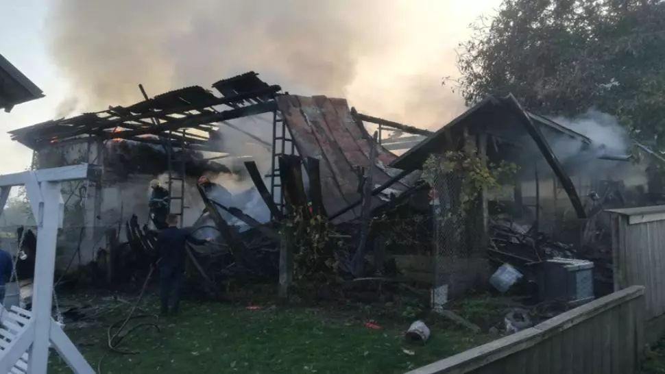 VIDEO + FOTO Cinci ore de luptă cu flăcările pentru pompierii din Suceava