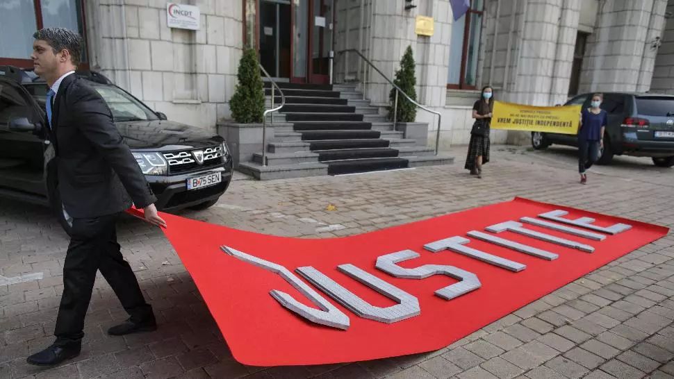 Protest inedit la sediul Ministerului de Justiție față de modalitatea în care este gestionată desființarea Secției Speciale