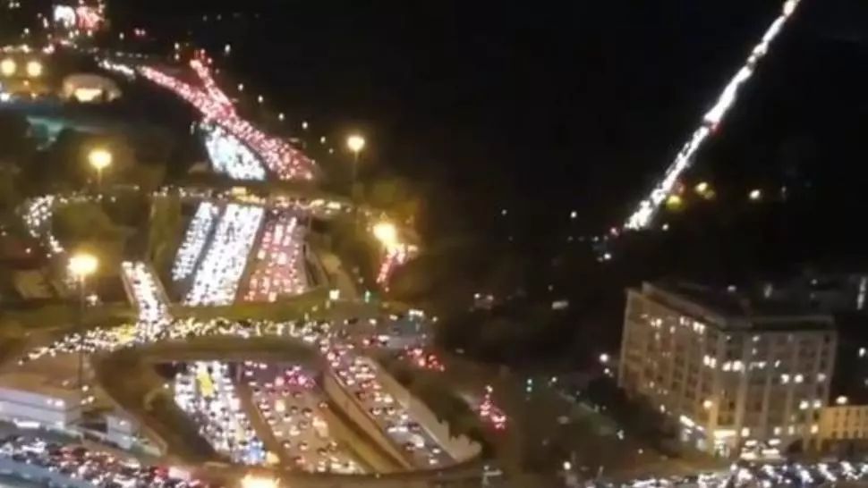 VIDEO Sute de kilometri de cozi la ieșirile din Paris. "Orașul luminilor" se pregătește de stingere