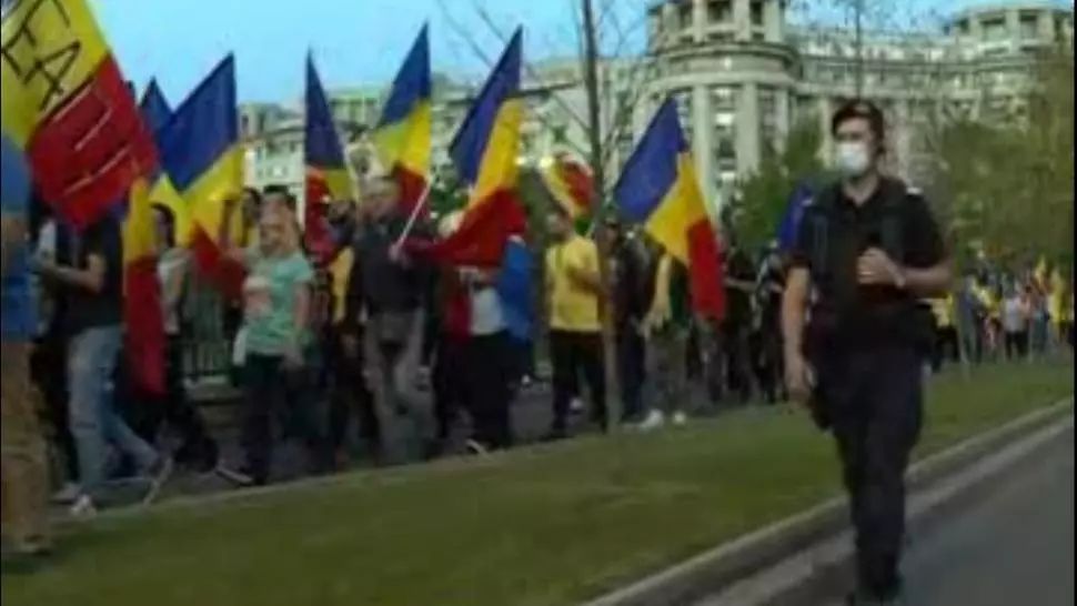 VIDEO/ Protest fără distanțare socială în plină pandemie, în Capitală
