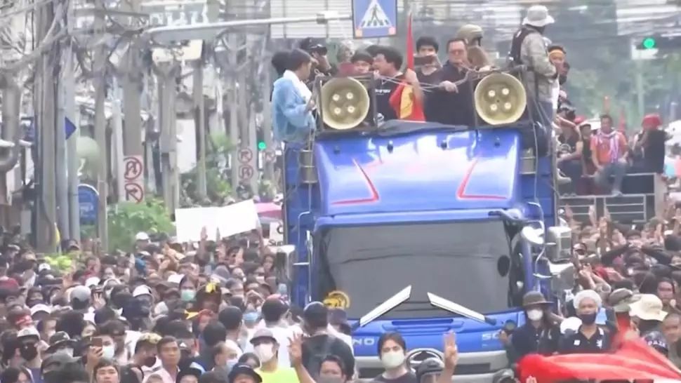 Proteste violente la Bangkok anti-Covid și anti stare de urgență