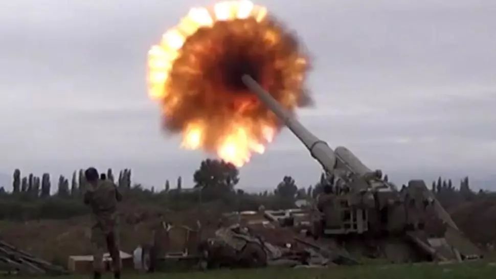 Stepankert, principalul oraş din regiunea separatistă Nargorno-Karabah, bombardat de armata azeră